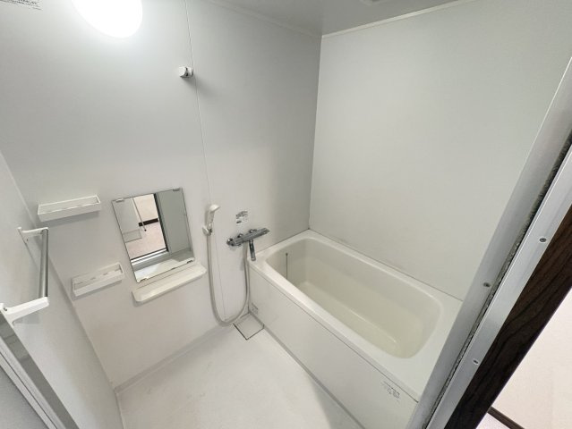 清潔感のあるユニットバスは、ゆったりと浸かれる浴槽が魅力です。一日の疲れをしっかりと癒してくれます。シャワーや収納棚も設置されており、使い勝手の良い空間です。シンプルな内装で長く快適に使用できます。