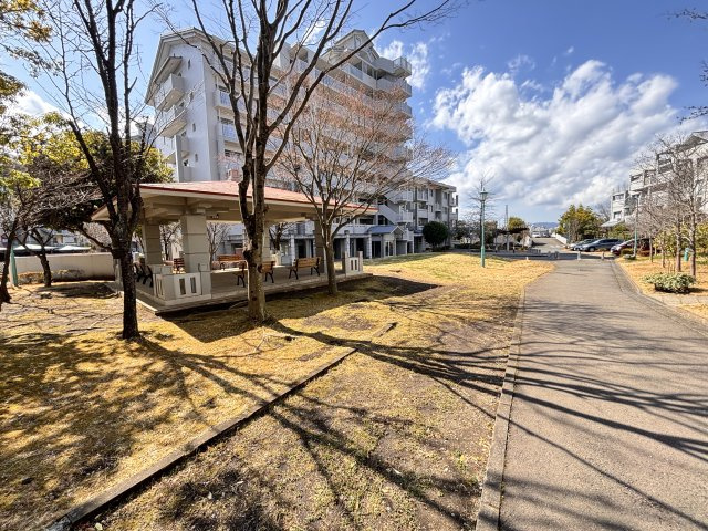 広い敷地内には緑が多くお子様の遊び場もございます