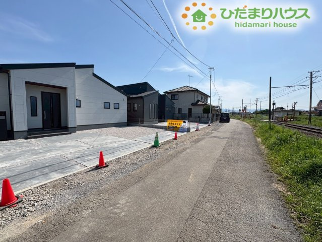 前面道路は舗装されており、交通量も少なく落ち着いています。小さなお子様がいるご家族も、安心して生活できそうです。周辺は静かな住宅街で、穏やかな時間が流れます。