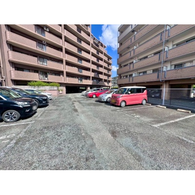 敷地内駐車場は平置きタイプ！