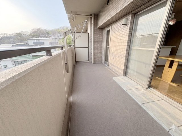 奥行きのあるバルコニーは洗濯物干しはもちろん、ちょっとした物置スペースとしても活用可能。開放感があり、外の景色を感じながらリフレッシュできる空間です。日当たりも良く、毎日の洗濯も快適に行えます。