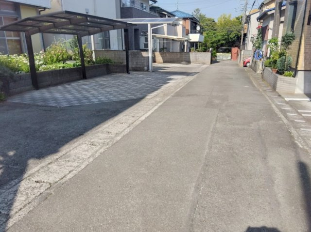 前面道路が広く、開放感のある立地が魅力の売土地です。　陽当たりも良く、落ち着いた街並みの中でゆったりとした新生活を始められます。