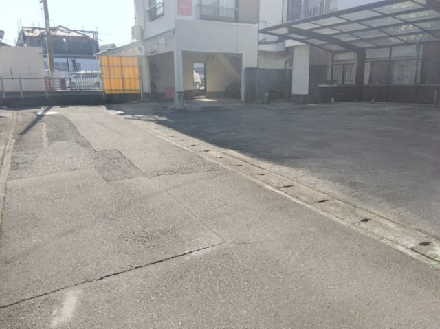 ゆとりある前面道路に面した、開放感あふれる売土地です。　敷地を広く活用しやすく、自由な設計が可能です。周辺は落ち着いた住宅街で、住みやすい環境も魅力のひとつです。