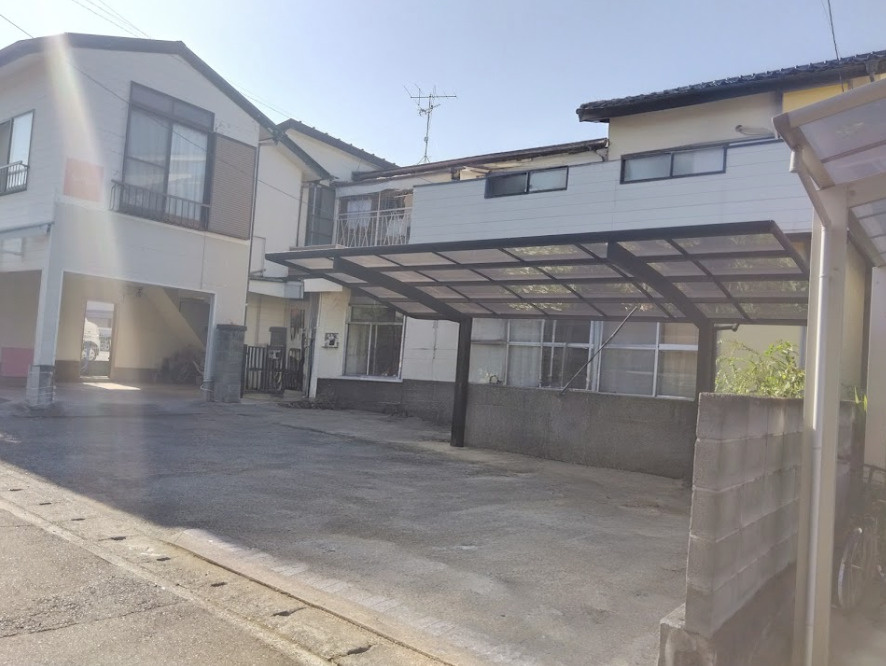 広々とした間口が魅力の売土地です。　開放感のある立地で、お庭をゆったり確保したプランも実現可能です。カーポート付きの現況を活かした活用もご検討いただけます。