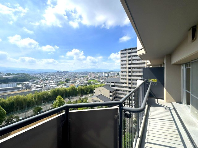 バルコニーの先には伸びやかな景色が広がり、室内からもその開放感を感じることができます。