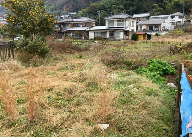 土地の面積＝住宅面積ではありません。建ぺい率の問題などで、土地のある場所によって住宅を建てられる面積は限られています。高さもしかり、「土地」という言葉の中には、建築条件も含まれると考えておきましょう。