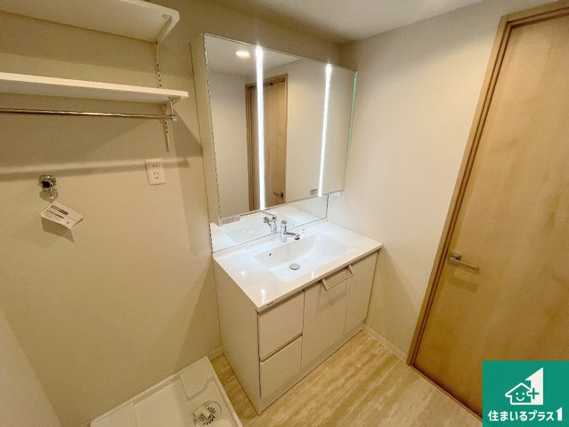 清潔感のある洗面台です。フラットな鏡は掃除がしやすく毎日清潔！鏡裏には収納があるのでスッキリとした洗面台が保てます。