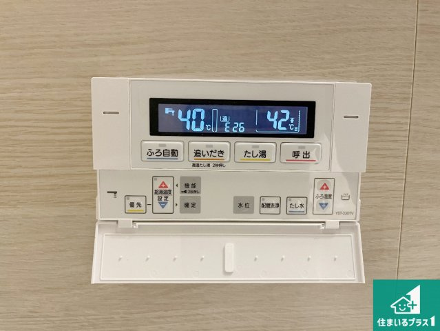 給湯器リモコン（浴室側）省エネタイプの給湯器でお湯はり・追い炊き自由自在！お子様から高齢者の方まで、みんなが操作しやすいボタン配置です。
