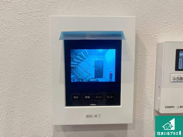 カラーモニターインターホン！声だけでなく来訪者の姿や顔がモニターで確認できるので、小さなお子様がいらっしゃるご家庭でも安心できます！
