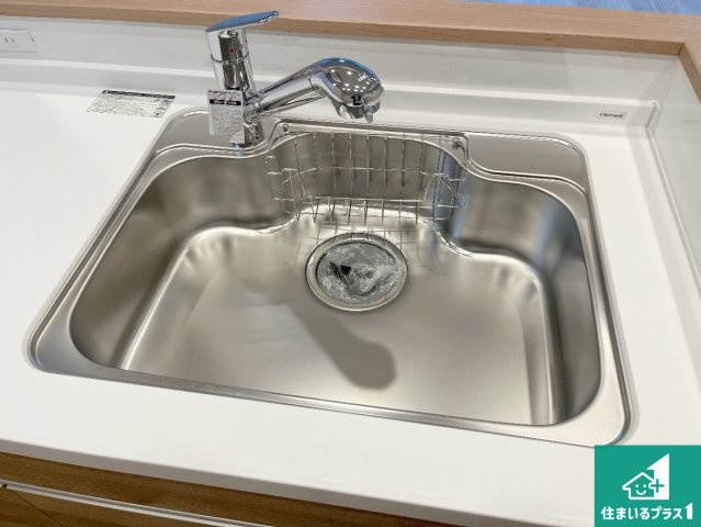 蛇口の先端に浄水器を内蔵しています！原水と浄水、お湯と冷水、シャワーの切替えがワンタッチなので用途によって使い分けられます。
