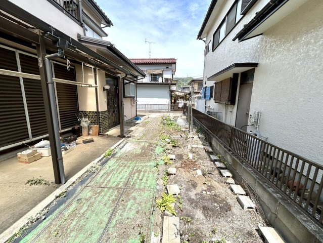庭があることでガーデニングや家庭菜園はもちろん、こどもの遊び場やペットを放して遊ぶことができます。また、家の周囲に余裕があるということです。隣地との間があれば、十分な日当たりと、風通しが確保できます。