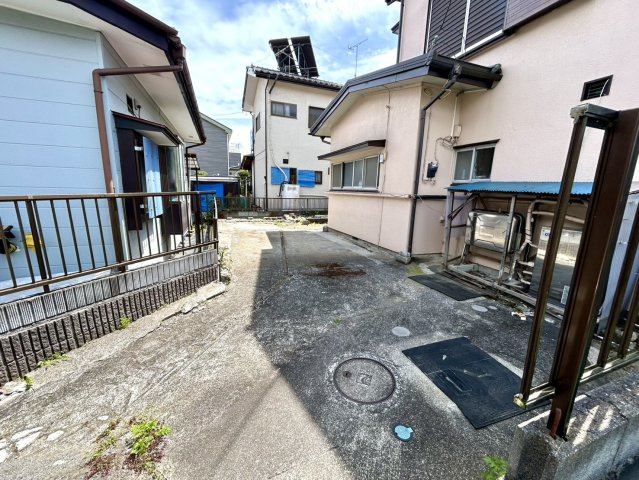 駐車場と明記されていても、最小スペースでつくられた駐車場だと大型車は駐車できなかったり、出入りしにくくなったりする可能性があります。お車のサイズと購入したい物件の駐車場のサイズを現地で確認しましょう。