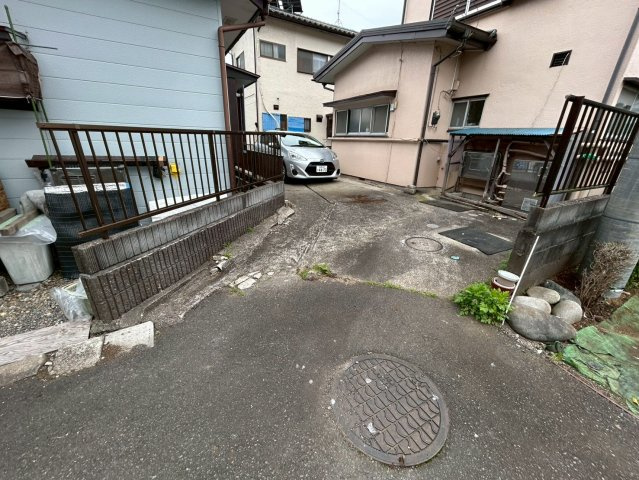 住宅用の土地では前面道路に2m以上接していなければならないと法律で定められています。しかし、お持ちの車のサイズやライフスタイルなどにより、2mでは利便が悪い場合もございますので、事前に確認しましょう。