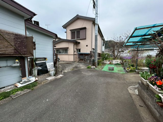 お持ちの車種によっては前面道路が広い方が便利でしょう。しかし、前面道路が広ければその分交通量が多くなるため、騒音などが気になる場合があります。実際に現地を見学し、周辺交通量や騒音などを確認しましょう！