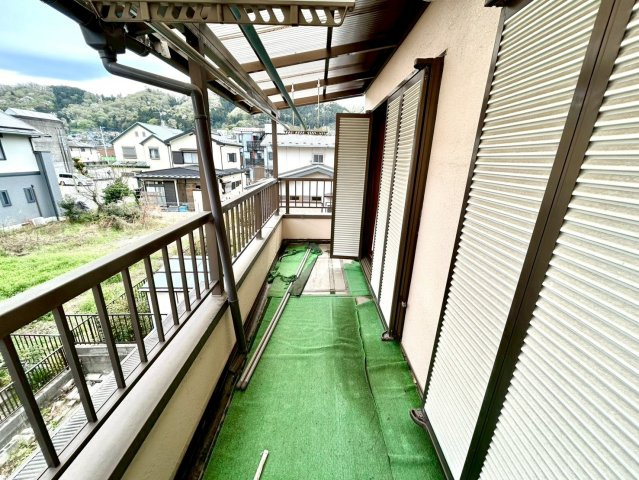 バルコニーは、室外の専用スペースのうち、「屋根がなく開放された空間」であるものを指します。ベランダより広いタイプのものが多く、日当たりもよいため家庭菜園などを楽しみたい人にとって適した環境となります。