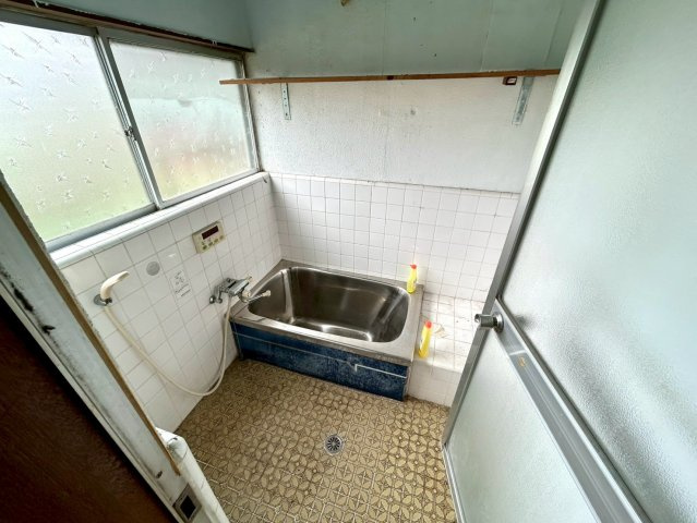 入浴時の快適さも大事なことですが、綺麗な状態を維持できなければ気持ちよく入浴できません。毎日の掃除が楽という点は大事なポイントになります！カビが生えにくく掃除がしやすい、壁や浴槽を選ぶといいでしょう。