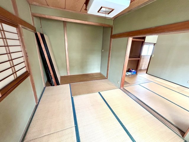 寝室でゆっくりと過ごすためにはベッド周りの適度な空間を担保することや窓の位置、照明の明るさ、寝室の広さなどを考える必要があります。自身や家族の構成とライフスタイルに併せて寝室にする部屋を選びましょう！