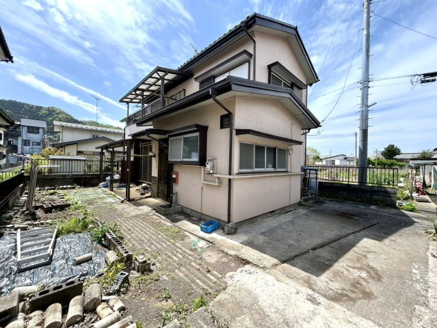 隣家の土地はどうなっているのか、生活利便施設が近くにあるのか、学校まで近いかなど、お客様のライフスタイルにあわせたイメージが重要です。また、近くにあると困る施設が近くにないかも確認するといいでしょう。
