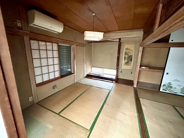 直線タイプはLとDKを一直線に並べた形で対面キッチンのタイプです。一般的なのでよく見かけるかもしれません。直線タイプに似た直接アイランドタイプは、キッチンとダイニングの間に壁がない分広く感じられます。