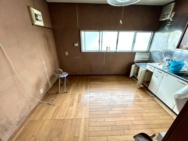 DKの物件でも広く見せたい方は、ダイニングスペースを広く使えるように工夫しましょう。低めのダイニングソファを置くと、家具の圧迫感が減り、広く見せることができ、ダイニングをリビングのように使用できます。