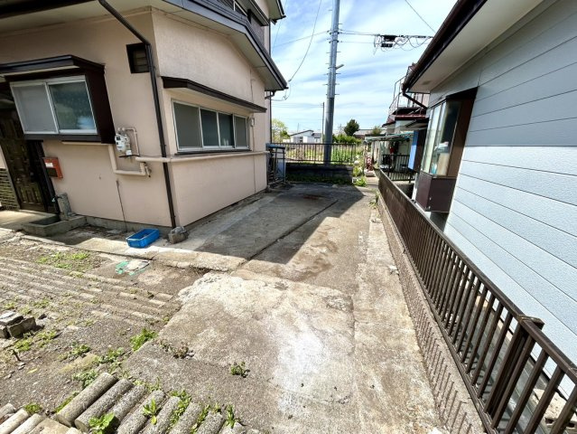 庭のある家に住むことのメリットとして、子どもたちの遊び場を確保できること、ガーデニングや家庭菜園を楽しめること、明るさを確保できることがあります。また、配置を工夫することでプライバシーが確保できます。