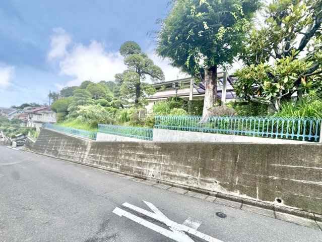 ■外観｜外壁や植栽が目隠しとなり、プライベート空間を守ります。防犯にもなり安心です♪