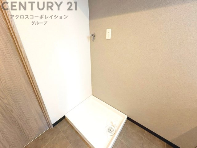 洗濯物の仕分け作業がしやすく、整理整頓が容易になります。洗濯音や湿気を他の部屋に持ち込まず、生活環境を快適に保ちます。上部を活用すれば収納スペースを確保でき洗剤や洗濯用品の整理もしやすくなります。