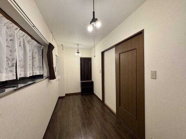 1階玄関横の洋室。納戸としても利用できそうです。趣味の多い方にもおすすめ。