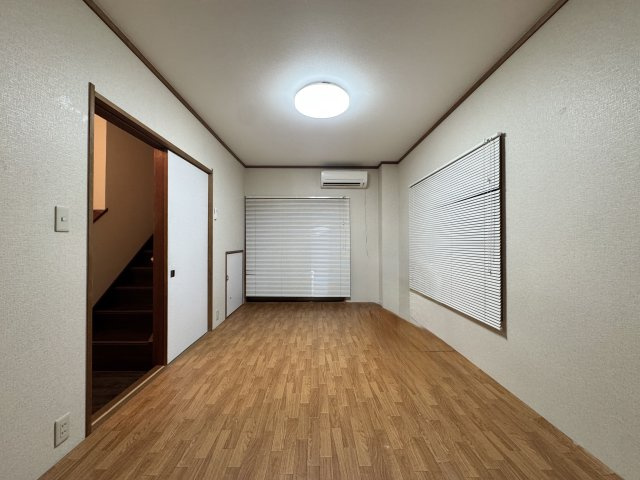 1階倉庫横の洋室。事務所やピアノ教室、サロンなどでも利用できそうです。