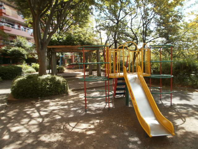 敷地内には公園が点在し棟の下にもあり、休日の過ごし方も自然と広がりそうです