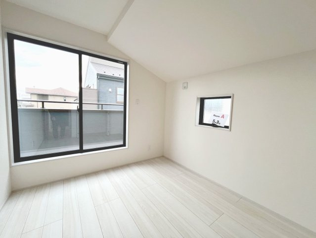 コンパクトで使いやすい洋室です