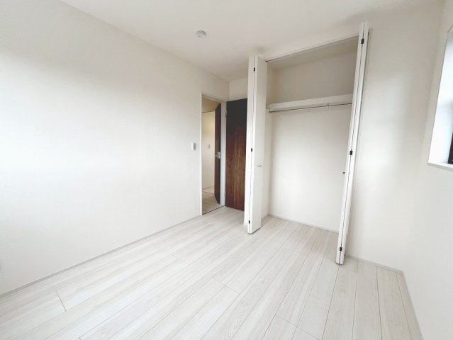 コンパクトで使いやすい洋室です