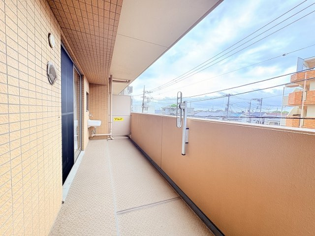 陽当たり良くお洗濯に便利な南向きバルコニー。