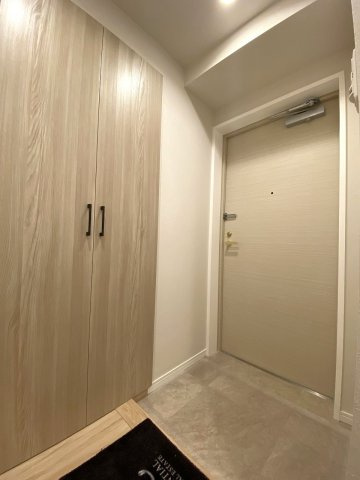 家の顔となる玄関エリアには大型のシューズボックスを完備。家族全員の靴をすっきりと整理整頓できるため、いつでも清潔で整った明るい玄関空間をキープすることができます。