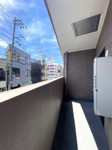 バルコニー面積4.96？の開放的な屋外スペースです。陽当たりや通風も良好で、洗濯物を一度にたくさん干すことができるほか、心地よい風を感じてリフレッシュもできます。
