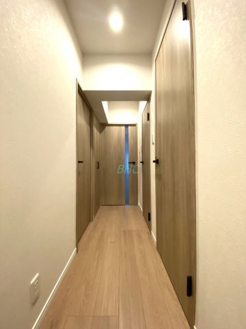 玄関通路は毎日の行き帰りで使う空間。明るく迎えてくれるお部屋は嬉しいですね。