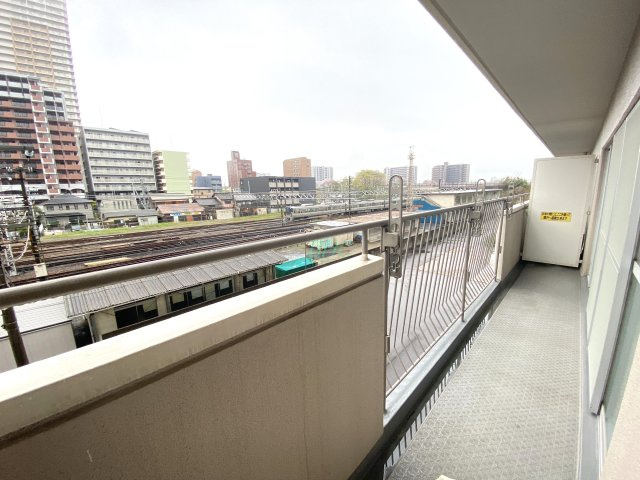 気持ちのいい空が見渡せる広いバルコニー。爽やかな風を感じて、素敵な暮らしがはじまります。
