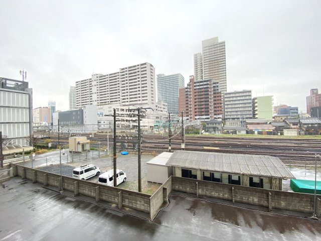青い空が広がる開放的なバルコニー。爽やかな風と暖かい日差しが差し込みます。