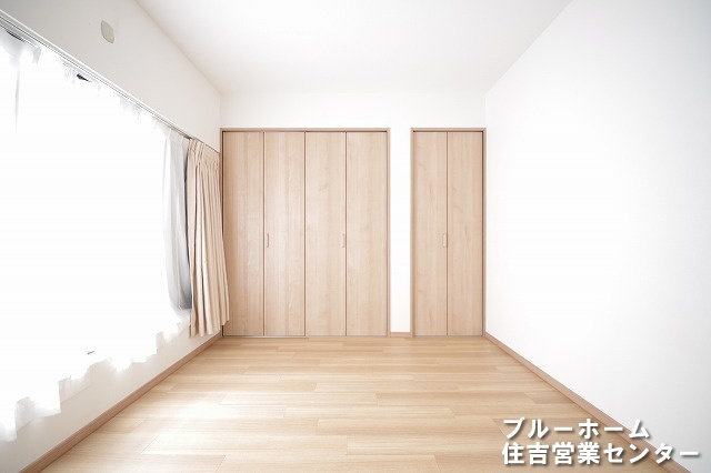 洋室です！お部屋には収納や窓があります！