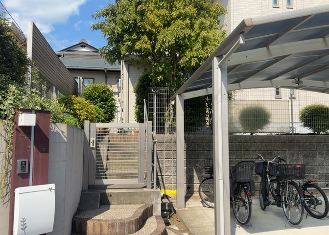 玄関は家の顔でもあり、家族以外の目にも止まる場所です。玄関は外との間を仕切る扉、靴などをしまっておく収納スペース、靴脱ぎのたたきスペース、来客とのやり取りをするドアホンなど複数のアイテムからなります。
