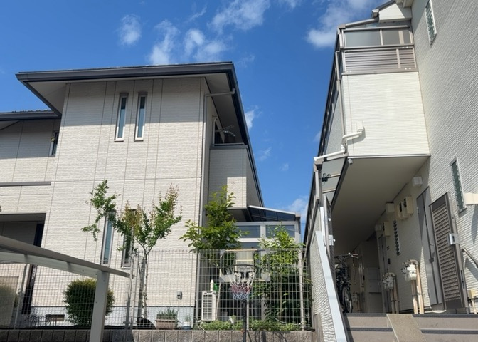 バルコニーは、室外の専用スペースのうち、「屋根がなく開放された空間」であるものを指します。ベランダより広いタイプのものが多く、日当たりもよいため家庭菜園などを楽しみたい人にとって適した環境となります。