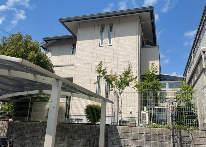 木造住宅とは土台、壁、柱など建築物の強度を支える構造体の材に木が使用されている構造を指します。構造体は建物の自重を支えるだけではなく風圧や水圧、積裁荷重などあらゆる衝撃に耐えるための基礎です。