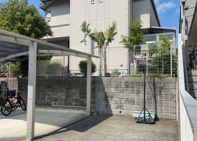 建物の基礎工事の方法は、主流となっているベタ基礎（防湿基礎）と布基礎の2種類に分類され、床下の通気性や耐久性などに違いがあります。建物の基礎部分の構造や付帯設備など詳細については現地でご確認ください。