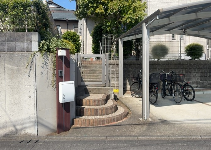 玄関ポーチにおいて最も重視すべきと言っても良いのが広さです。適切な広さの玄関ポーチでないと外見的なバランスは崩れてしまいますし、何より使いにくくなってしまいますので、現地で実際に下見をしてみましょう！