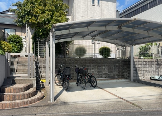 敷地内に散水栓や立水栓があると便利です。水道水を直接利用できるため、水を運ぶ手間を省くことが出来ます。大量の水を必要とする洗車作業や清掃などに役立ちます。その他設備とあわせて、現地でご確認ください。