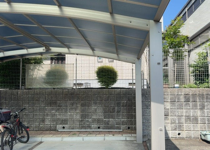 床下換気口は、床下に湿気がこもることを防ぎ、効果的に換気を行うために設置されています。床下換気口が設置されていない建物は、基礎パッキング工法などにより換気を行なっています。詳細は現地でご確認ください。