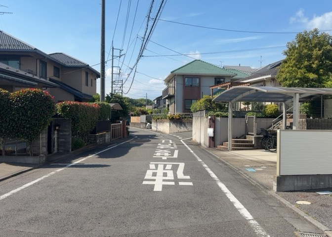 南側道路の場合は長い時間光を入れ込むことができるため、庭やリビングを道路側に持ってくることが多く土地価格も高い傾向にあります。一方北側道路だとリビングや庭が南側になりプライバシーを守ることができます。