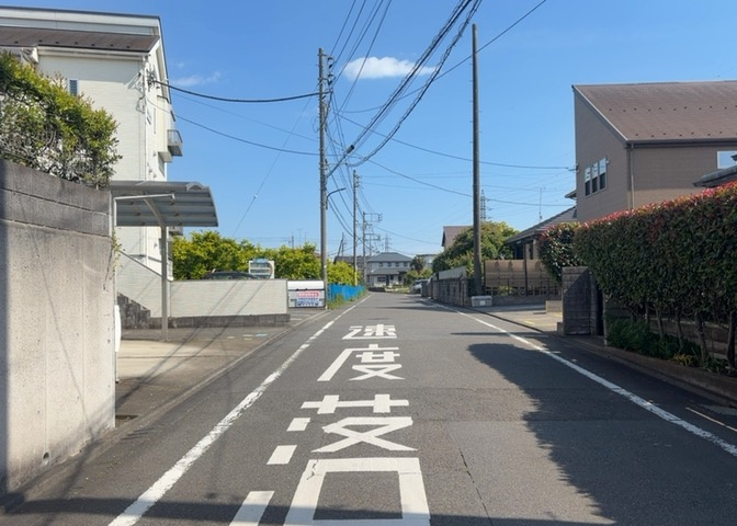 東側道路の場合は居室を南向きに設計しやすいため、朝日が入りやすいというメリットがあります。一方、西側道路も東側同様に居室を南向きに設計しやすいのですが、住宅地だと朝日が入りにくいという弱点があります。