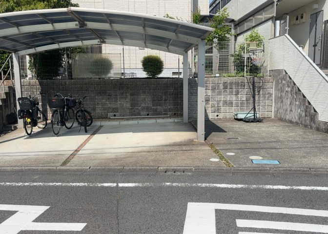 車一台あたりに必要なスペースは、標準サイズの普通自動車で横幅2m50cm、長さ5mは必要になります。ただし、乗降のことも考慮して横幅3m30cm、長さ5m50cmほどは確保できるところを選びましょう。