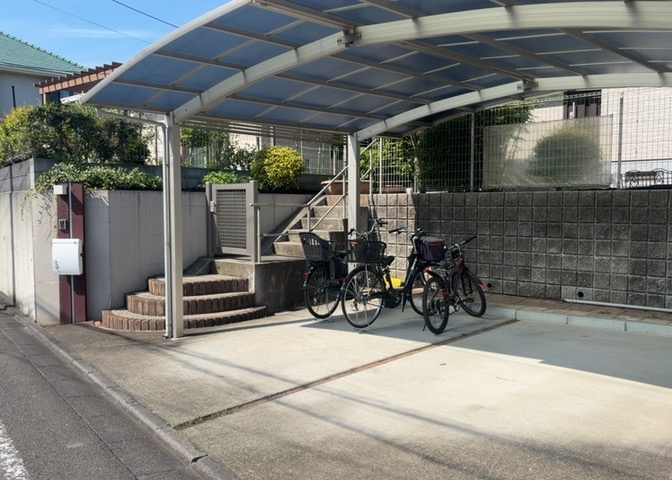 庭のある家に住むことのメリットとして、子どもたちの遊び場を確保できること、ガーデニングや家庭菜園を楽しめること、明るさを確保できることがあります。また、配置を工夫することでプライバシーが確保できます。